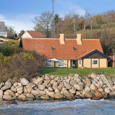 Family-friendly Beachside Дом отдыха Рённе